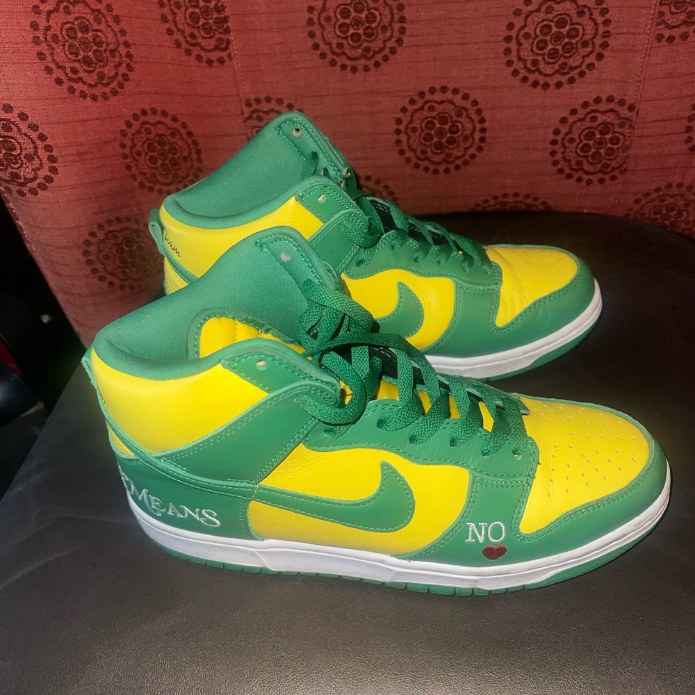 supreme nike dunk size 7.5 men 9.5 women
